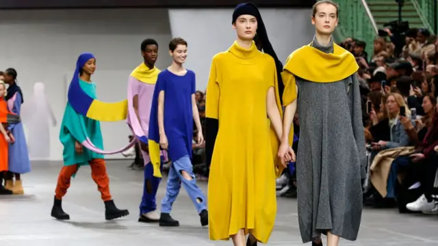 Показ мод Иссей Мияке