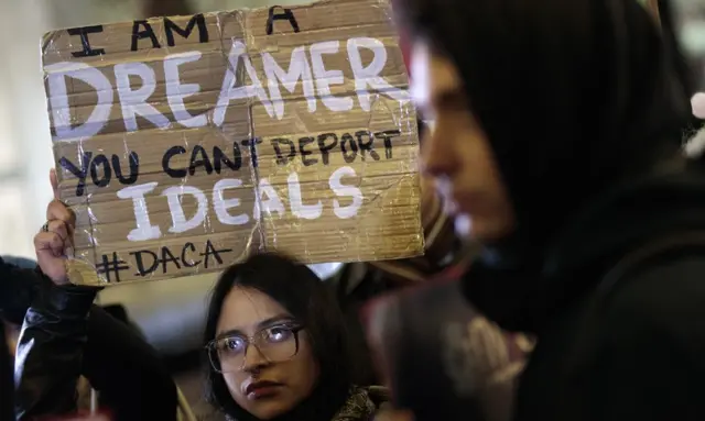 Joven protesta contra el fin del programa DACA.