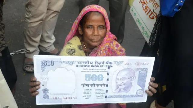 નોટબંધીનો વિરોધ કરી રહેલી મહિલાની તસવીર