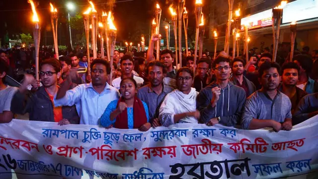 রামপালের বিরুদ্ধে বাংলাদেশে মশাল মিছিল