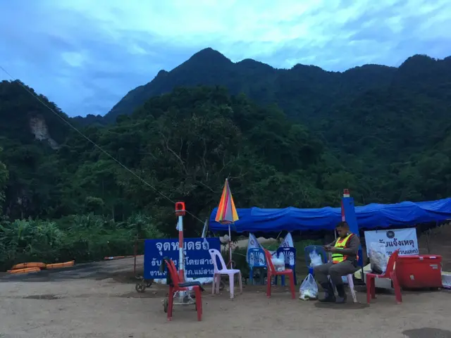 ตำรวจนั่งข้างเต๊นท์