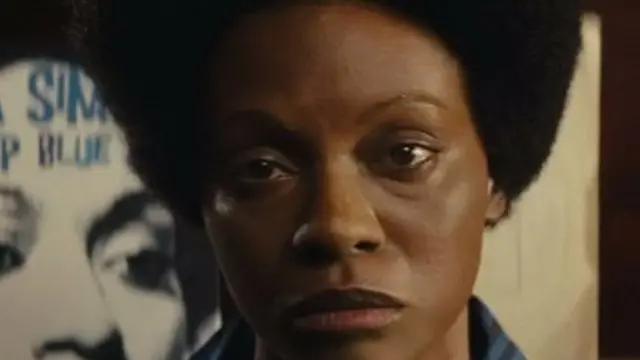 Зои Салдана в роли Симон