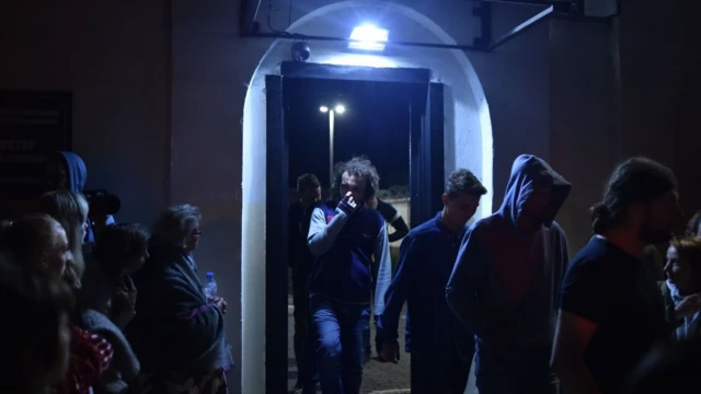 Люди выходят с Окрестина