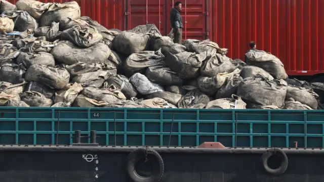 朝鲜新义州鸭绿江上的货船