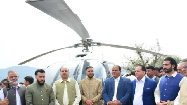 हेलीकॉप्टर में बैठा दूल्हा