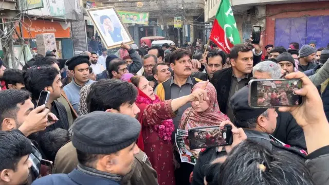 ریحانه دار با وجود این که نامزد مستقل است اما آشکارا برای عمران خان تبلیغ می‌کند