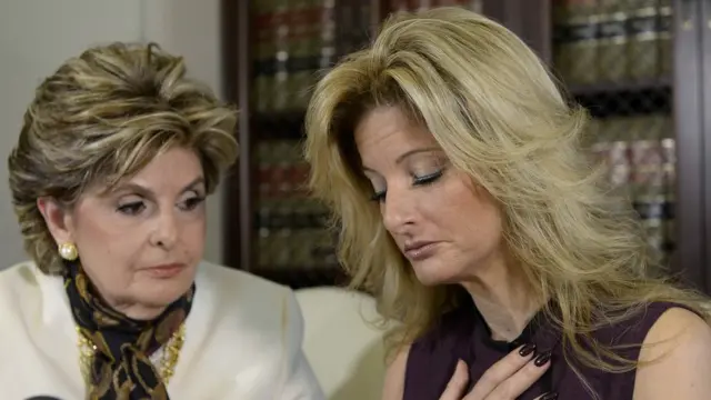 "Apprentice"in eski yarışmacılarından Summer Zervos (sağda) avukatı Gloria Allred ile birlikte.