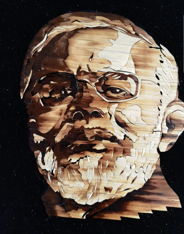 د ومان نیازي په لاس یو انځور