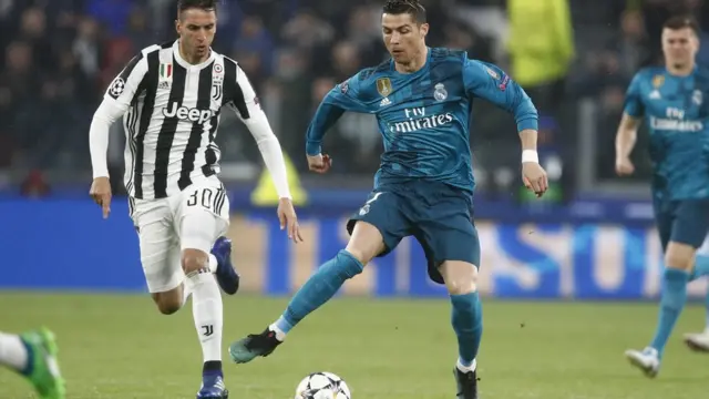 Ronaldo ń gbá bọ́ọ̀lù