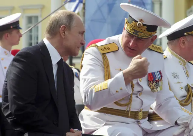 普京總統（左）與俄羅斯海軍司令員，海軍元帥葉夫梅諾夫（右）2019年7月29日同席檢閲海軍艦船