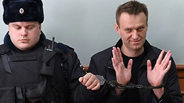 Навальный в наручниках