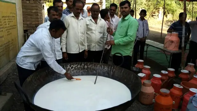दूध आंदोलनादरम्यान वाटपासाठी दूध तयार करताना