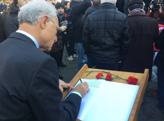 Reina önünde düzenlenen anma töreni