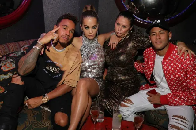 Неймар Лондондогу кечеде атактуулардын курчоосунда. "Формула-1" жылдызы Льюис Хэмильтон жана поп-ырчы, актриса Рита Ора