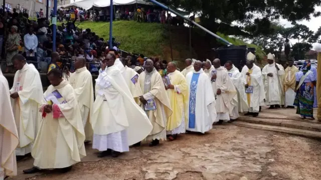 Ndị ụkọchukwu ka ha kwụrụ n'ahịrị n'akwamozu Paul Offu