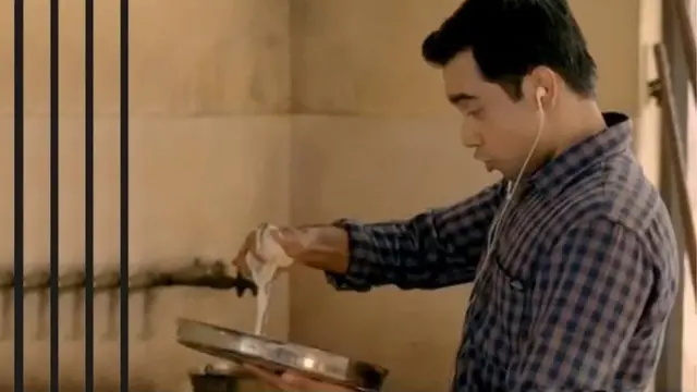 స్కాచ్‌బ్రైట్ కంపెనీ ప్రకటనలో ఒక పురుషుడు గిన్నెలు తోముతూ కనిపిస్తాడు