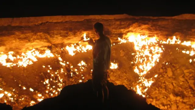 Человек на фоне кратера