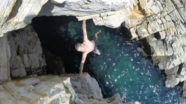 Un hombre practicando escalada libre