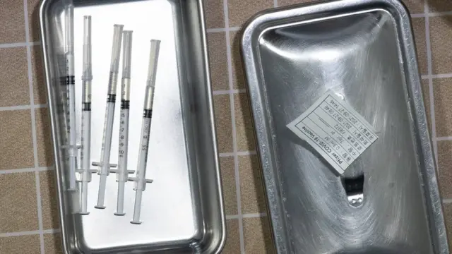 현재까지 12세 이상 사용으로 허가받은 코로나19 백신은 화이자 백신뿐이어서 청소년들은 화이자 백신을 맞게 된다