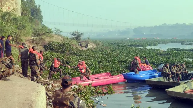 मच्छु नदी में राहत और बचाव कार्य