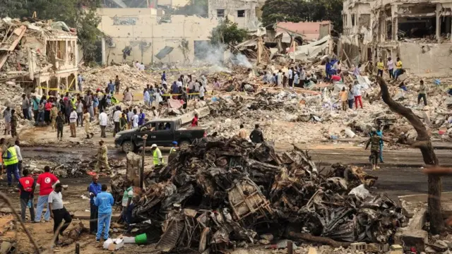 La explosión derrumbó edificios, hoteles, oficinas del gobierno y comercios.