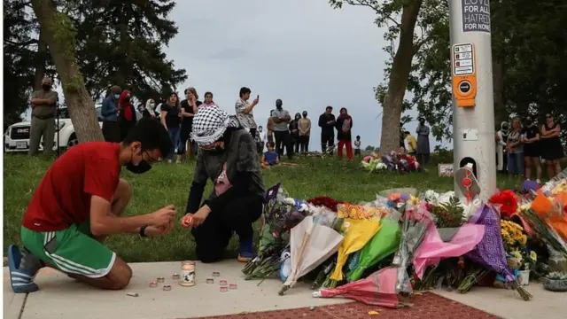 Маркумдарга жан берген жерге жергиликтүү тургундар гүлчамбарлар коюп жатышат