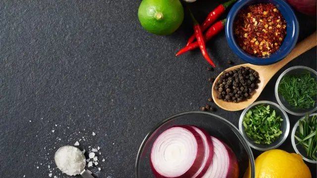 Bodegón de mesa con especias, cítricos y picantes.