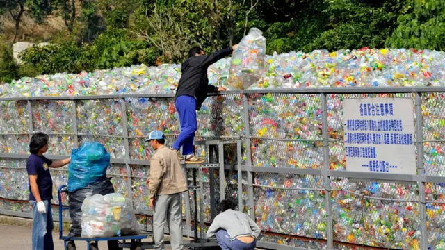 台湾一处塑料回收场。