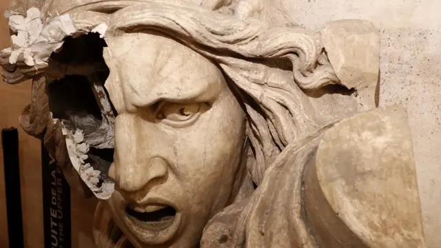 تخريب أعمال فنية في قوس النصر