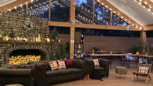 소파와 조명이 있는 야외 작업 공간