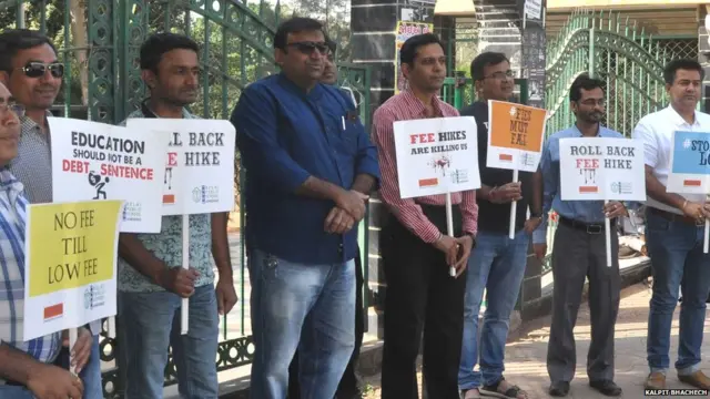 દેખાવો કરી રહેલા વાલીઓની તસવીર