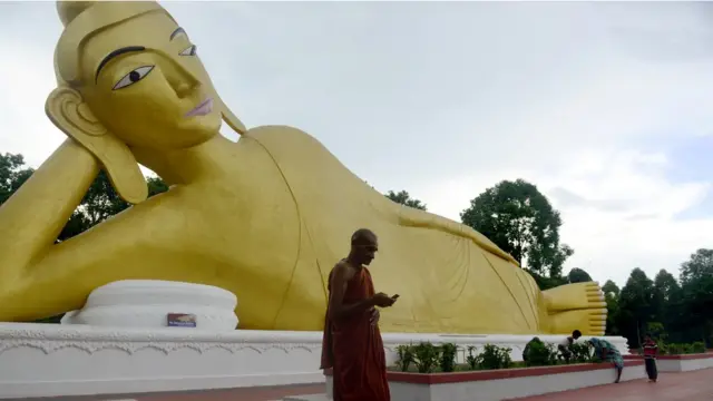 রামুতে গৌতম বুদ্ধের একটি বিশাল মূর্তি