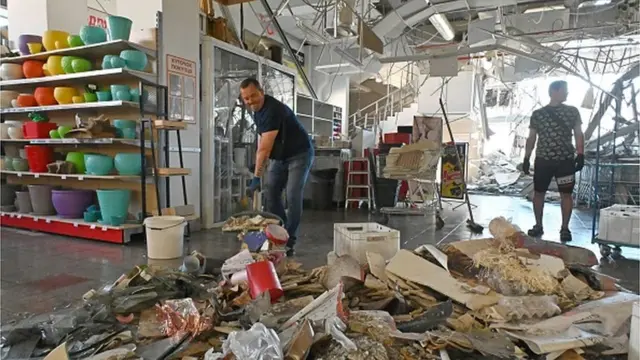 зруйнований магазин