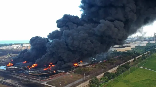 BPBD Kabupaten Indramayu menduga kebakaran kilang Balongan dipicu kebocoran tangki kilang minyak.