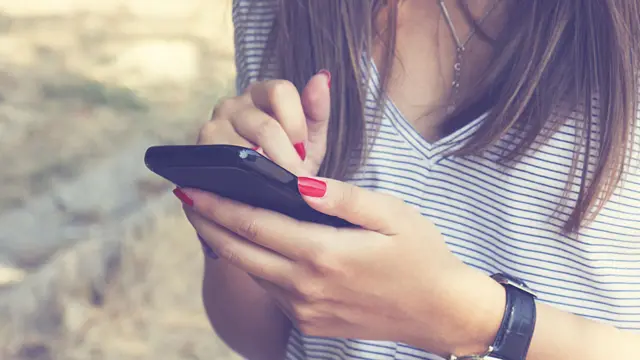 Joven con su celular