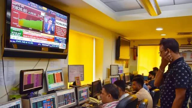 शेअर मार्केट्सचीही प्रत्येक अर्थसंकल्पावर विशेष नजर असते.