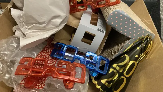 Lentes y sombrero del año 2020 en la basura