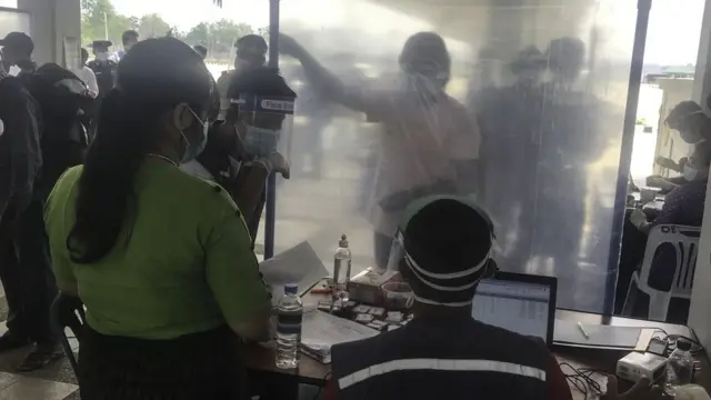 မြဝတီမြို့ အမှတ် ၂ ချစ်ကြည်ရေးတံတား ကနေ ဝင်လာသူတွေလည်းရှိ