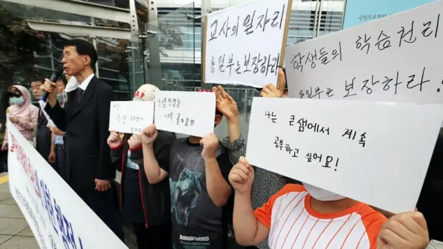 통일부에 의해 설립 허가 취소된 사단법인 큰샘의 방과 후 공부방에 다니는 탈북민 자녀들과 교사가 27일 오후 서울 서초구 서울행정법원 앞에서 열린 '자유북한운동연합'과 '큰샘' 법인에 대한 통일부의 설립 허가 취소 결정을 규탄하는 기자회견에 나와 손팻말을 통해 공부방 폐쇄에 대한 의견을 밝히고 있다
