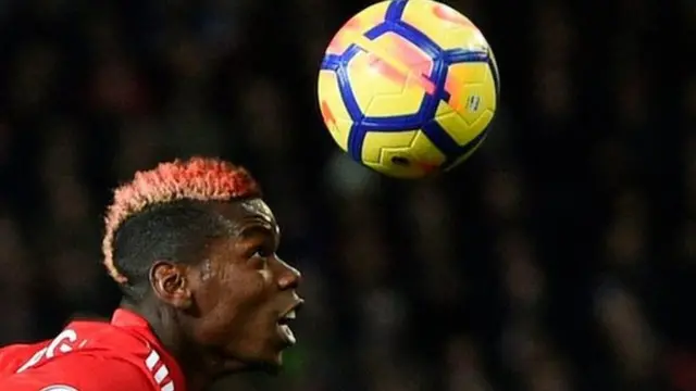 Paul Pogba cabeceia uma bola