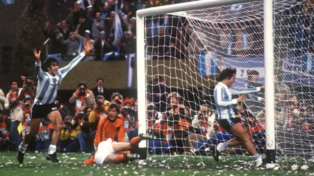 Mario Alberto Kempes anota frente a Holanda en la final.