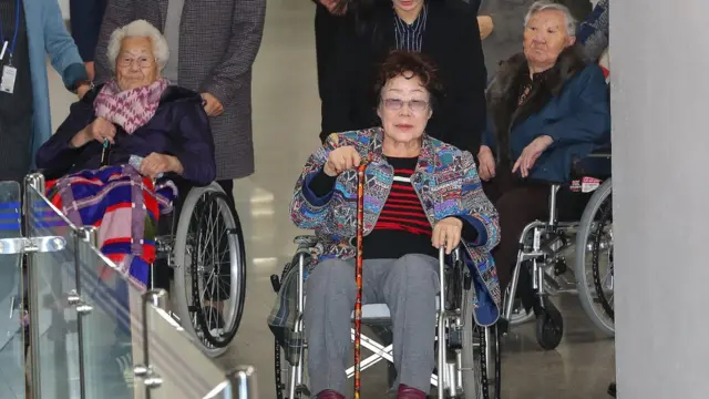 일본군 '위안부' 피해자인 이용수, 이옥선, 길원옥 할머니가 2019년 11월 13일 오후 서울 서초구 서울중앙지방법원에서 고 곽예남 할머니 등 '위안부' 피해자와 유족 20명이 일본 정부를 상대로 낸 소송의 첫 재판에 참석한 뒤 법정을 나서고 있다