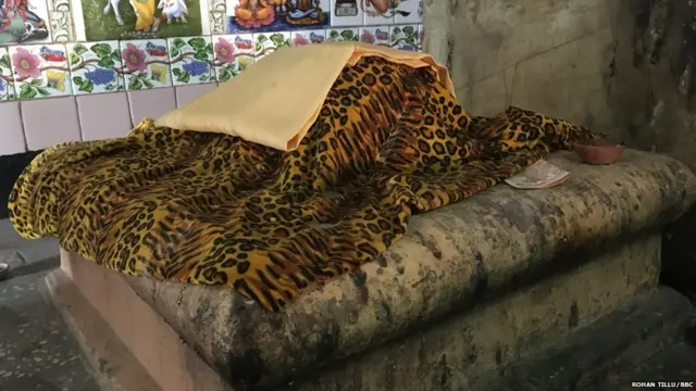 भाऊसाहेबांनी इथेच समाधी घेतली असं गावकरी सांगतात.