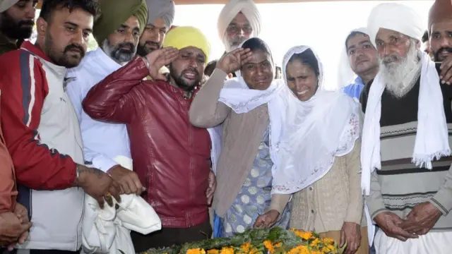 શહીદોના પરિવારજનોની આખરી સલામ