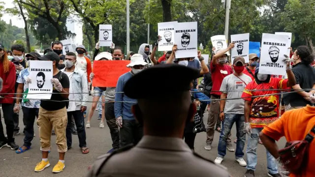 Demonstran menuntut pembebasan tahanan politik dari Papua tanpa syarat dalam aksi di depan Mahkamah Agung, Jakarta, pada tanggal 15 Juni 2020.