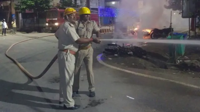 வன்முறையை கட்டுப்படுத்தும் முயற்சியில் போலீசார்