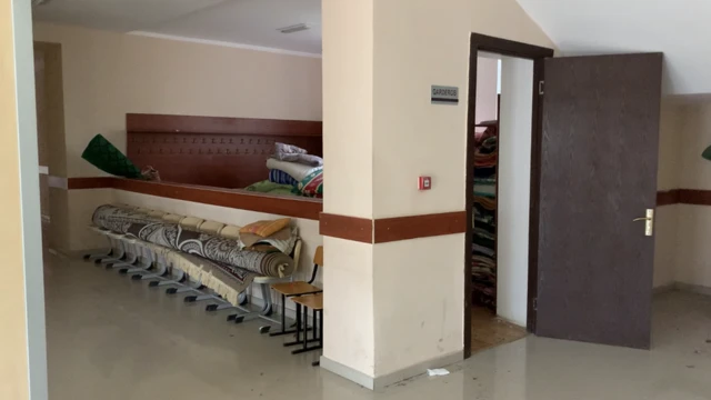 məktəbə yığılan köçkün əşyaları