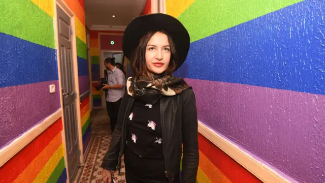 Amina Sboui en la estación de radio Shams Rad