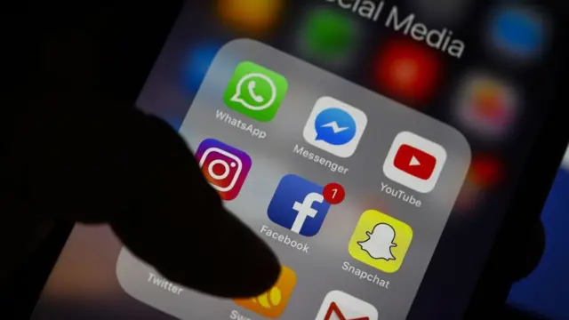 প্রযুক্তি কোম্পানিগুলো এখন চরমপন্থা দমনে ব্যবস্থা নেয়ার জন্য চাপের মধ্যে আছে।