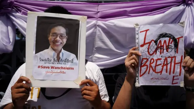 ผู้ชุมนุมถือป้ายรูปนายวันเฉลิม สัตย์ศํกดิ์สิทธิ์